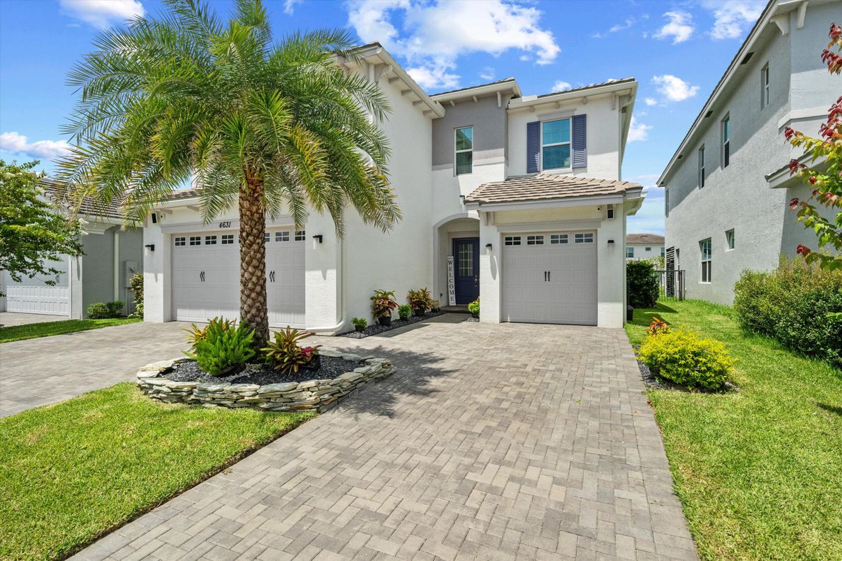 Attached, Exterior, Facade, Mediterranean