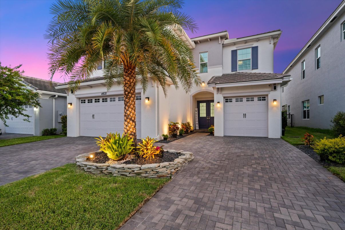 Attached, Exterior, Facade, Mediterranean