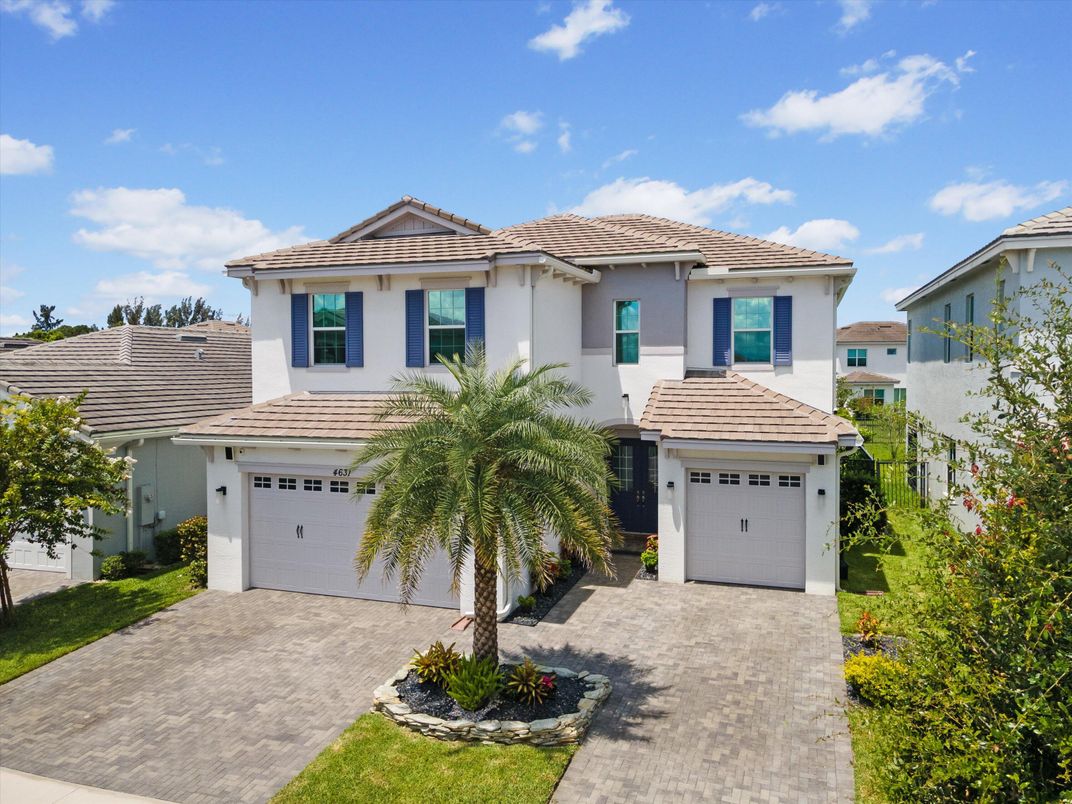 Attached, Exterior, Facade, Mediterranean