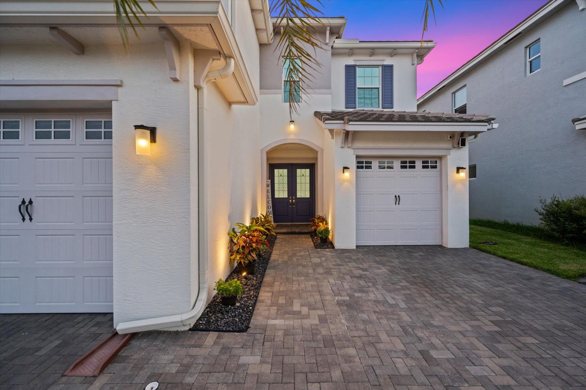 Attached, Exterior, Facade, Mediterranean