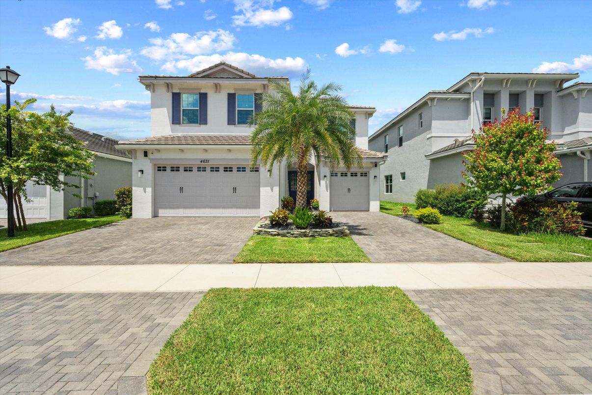 Attached, Exterior, Facade, Mediterranean