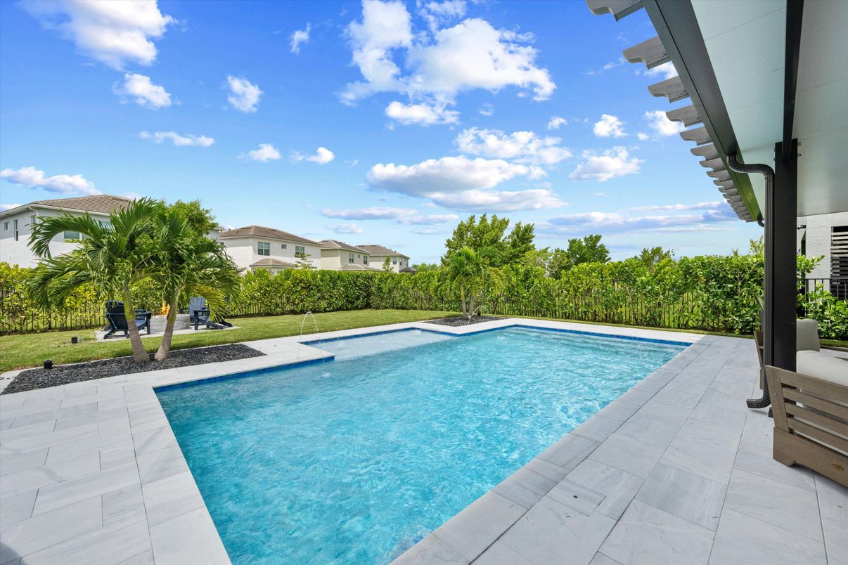 Exterior, Playground, Pool