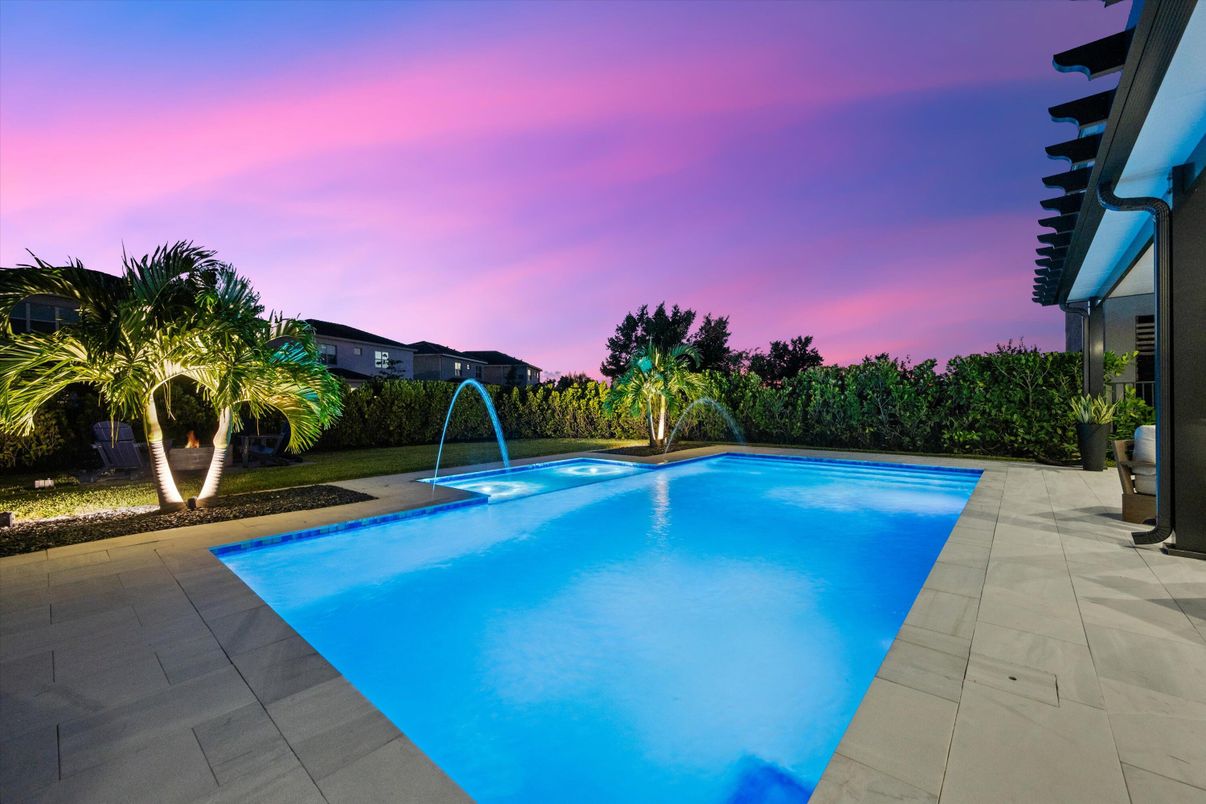 Exterior, Playground, Pool