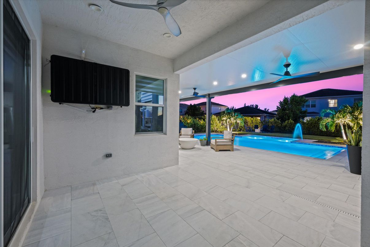 Exterior, Pool, Recessed Lighting