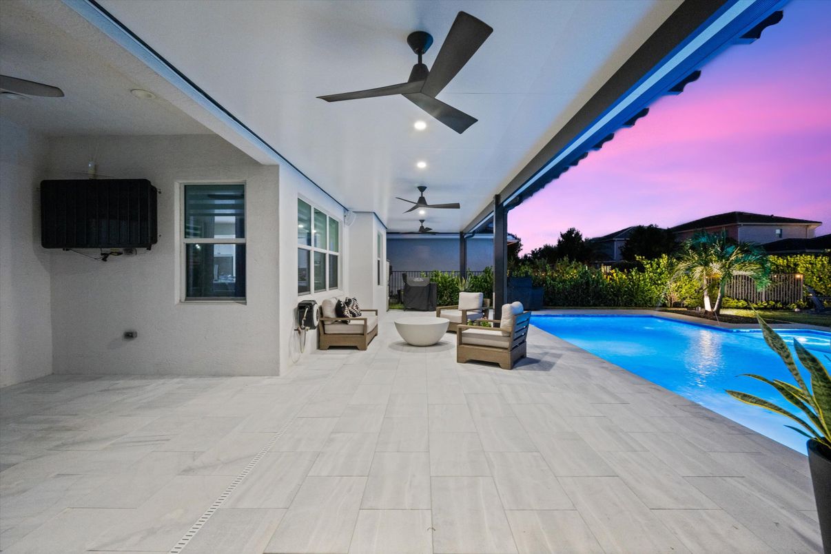Exterior, Pool, Recessed Lighting