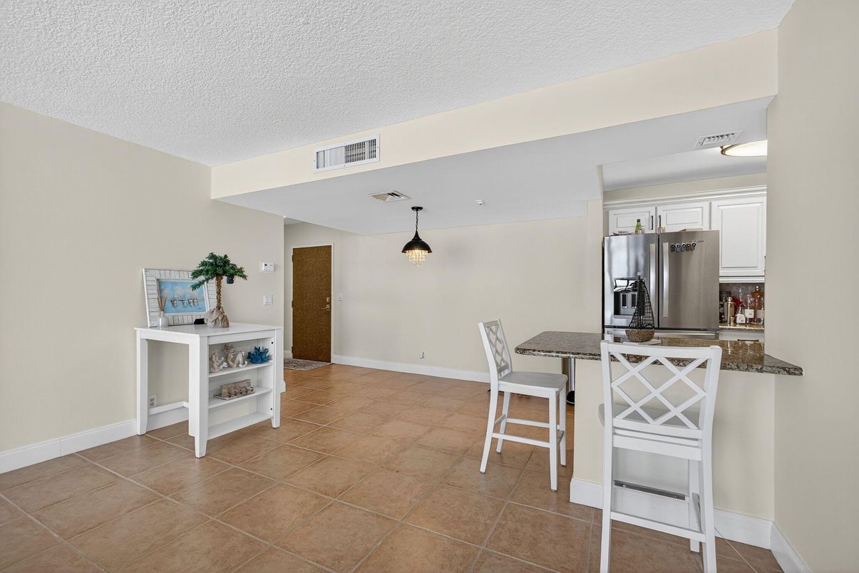Dining room, Interior, Kitchen, Pendant Lights, Stainless Steel Appliances