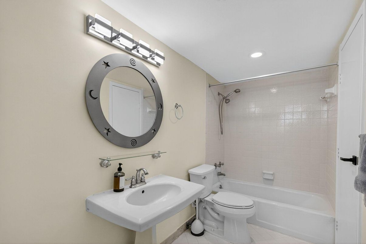Bathroom, Interior, Recessed Lighting