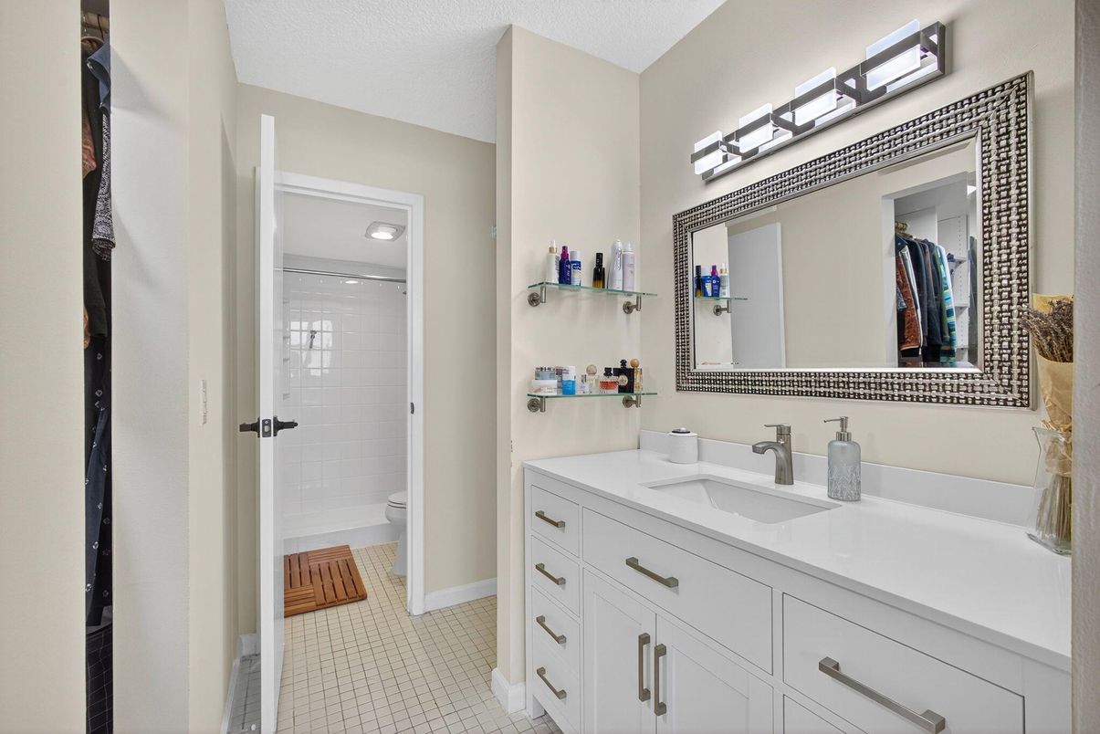 Bathroom, Dual Sink Vanities, Interior, Recessed Lighting