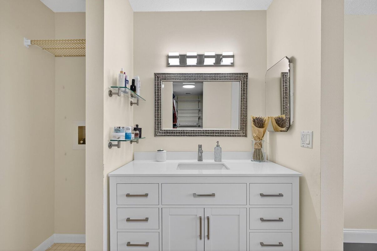 Bathroom, Dual Sink Vanities, Interior