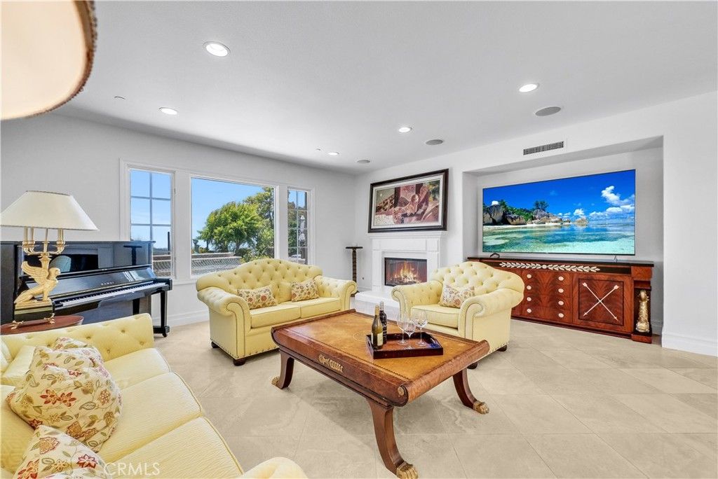 Fireplace, Interior, Living room, Piano, Recessed Lighting