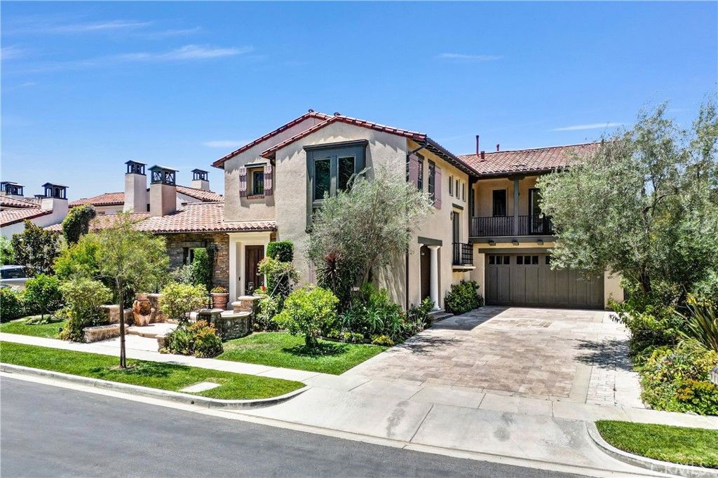 Attached, Exterior, Facade, Mediterranean