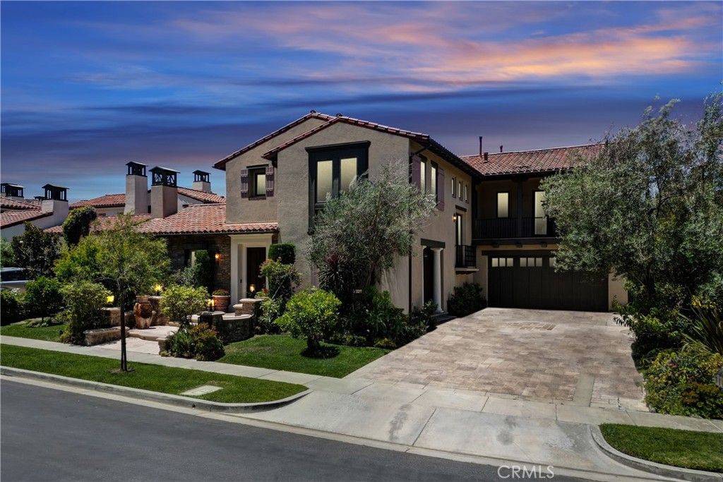 Attached, Exterior, Facade, Mediterranean