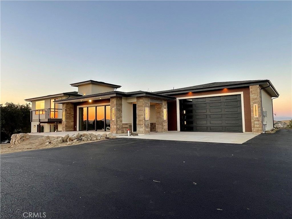 Attached, Exterior, Facade, Modern