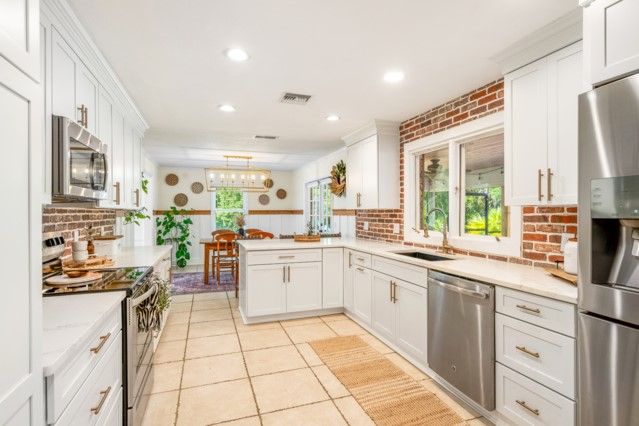 Dining room, Interior, Kitchen, Pendant Lights, Recessed Lighting, Stainless Steel Appliances