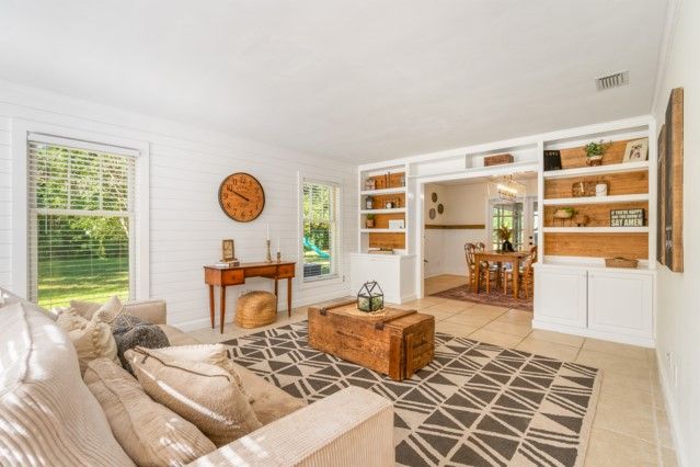 Chandelier, Dining room, Interior, Living room