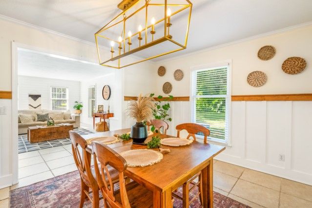 Chandelier, Dining room, Interior, Living room