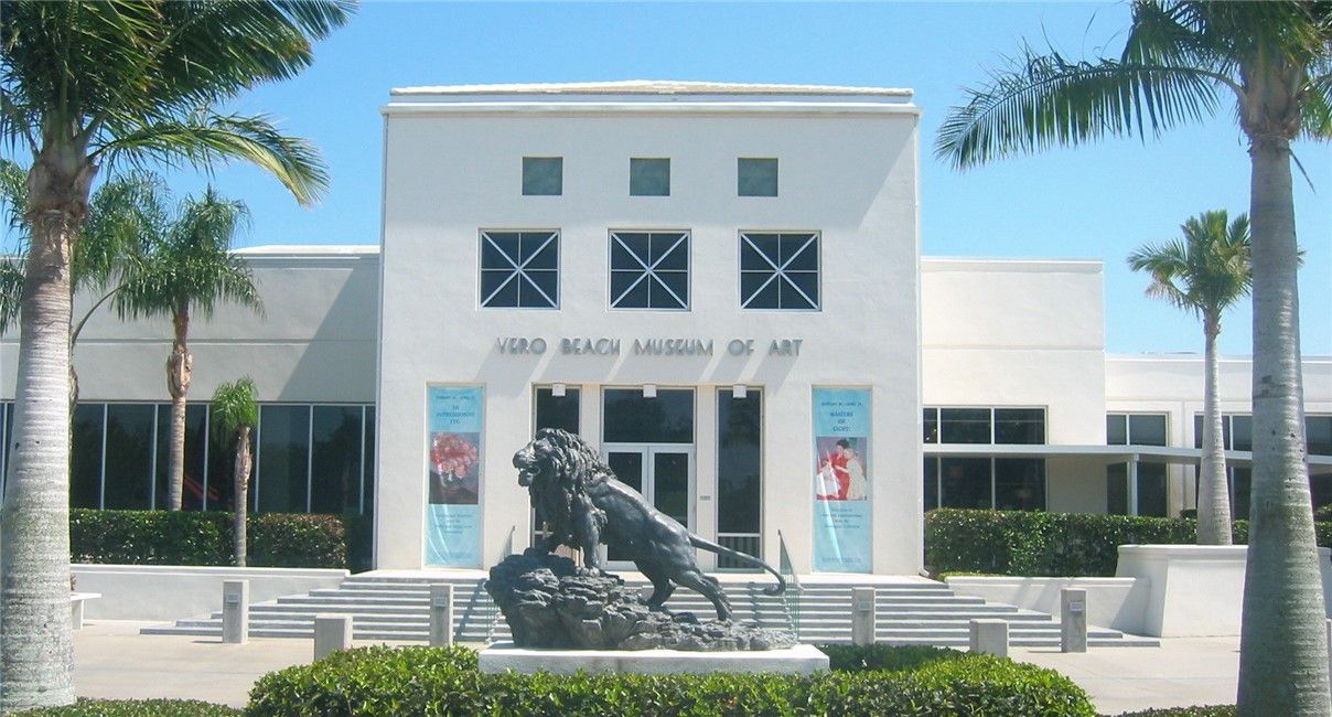 Exterior, Facade, Modern