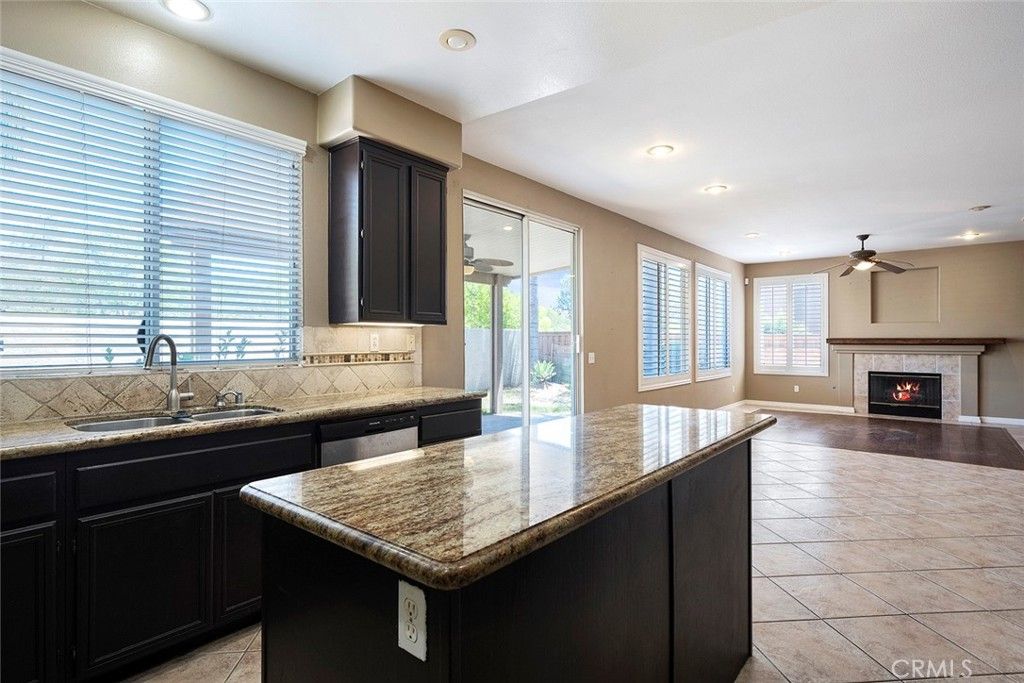 Fireplace, Interior, Kitchen, Recessed Lighting