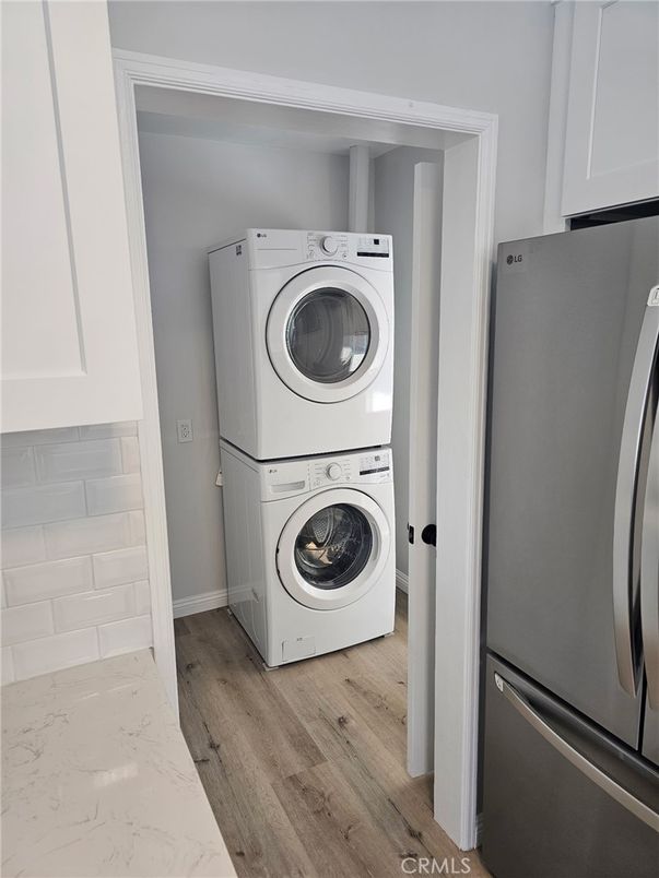 Interior, Utility Closets, Washer, Wood Texture Flooring