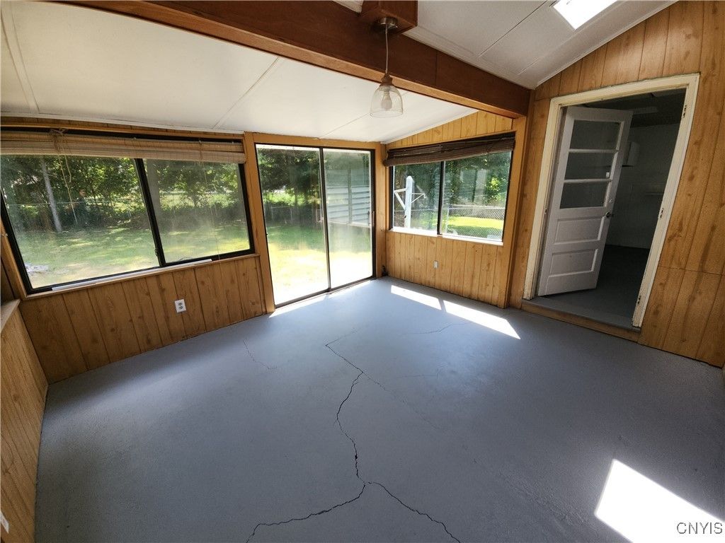 Empty room, Interior, Sun Room, Wooden Walls