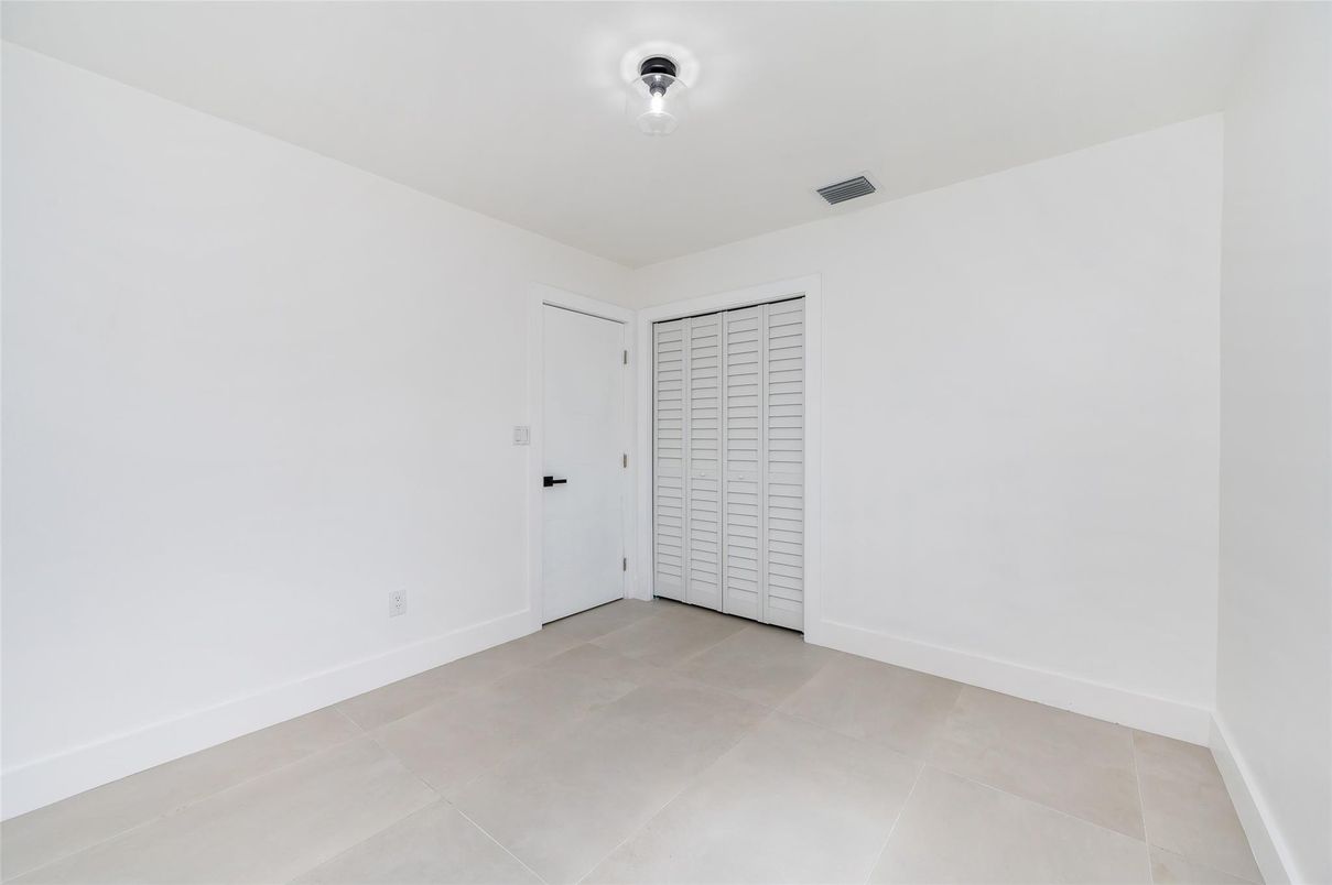 Empty room, Interior