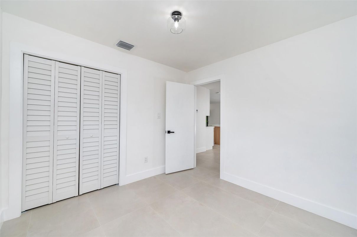Empty room, Interior