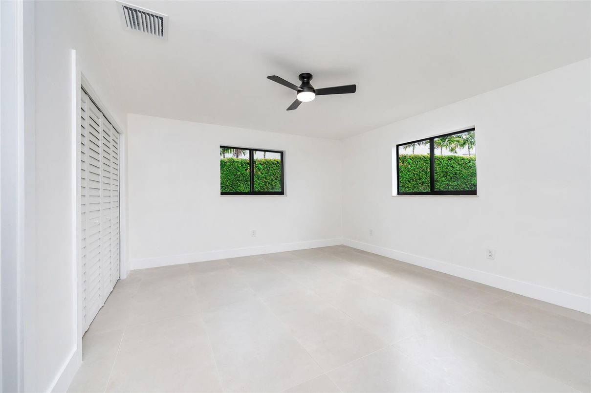 Empty room, Interior