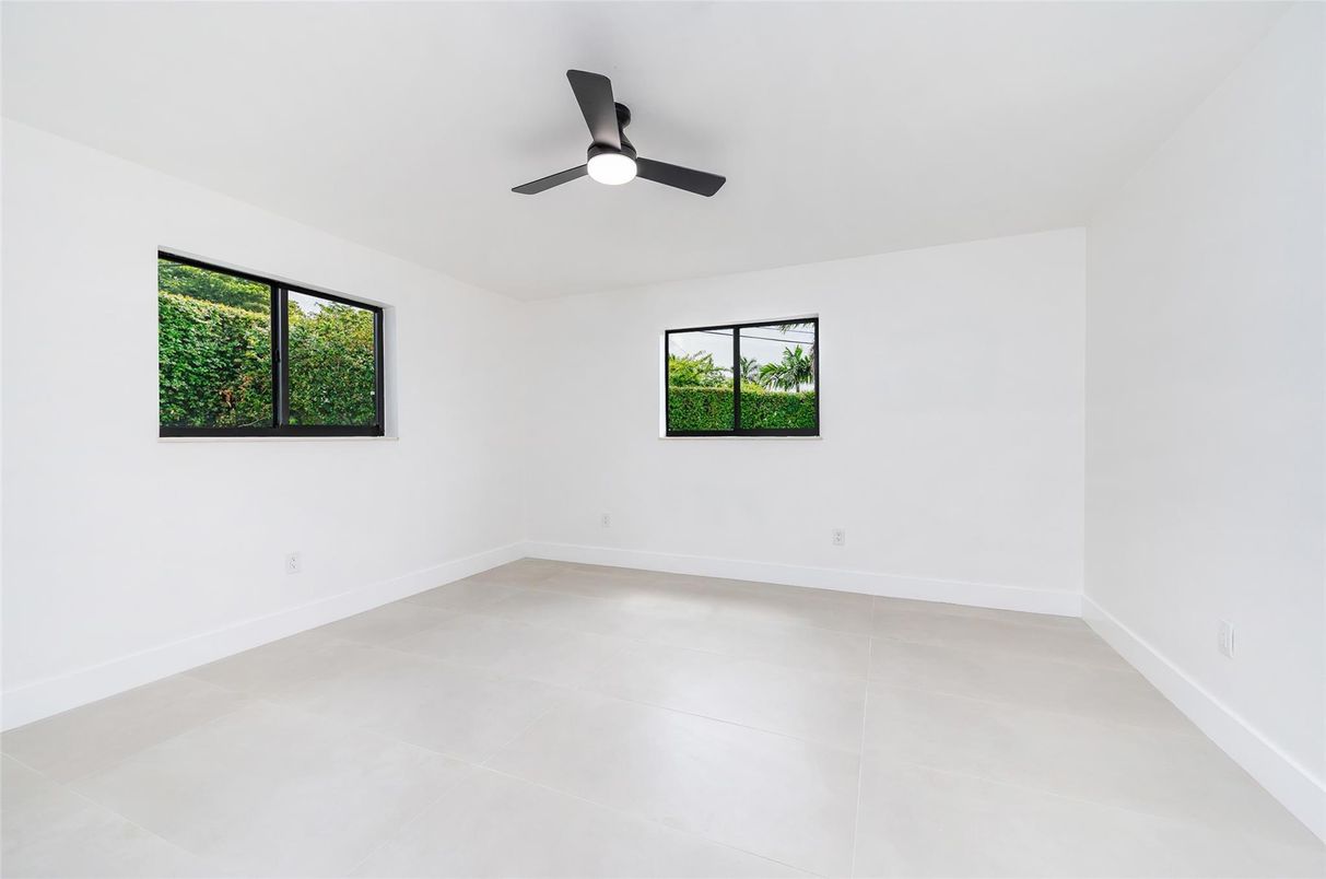Empty room, Interior
