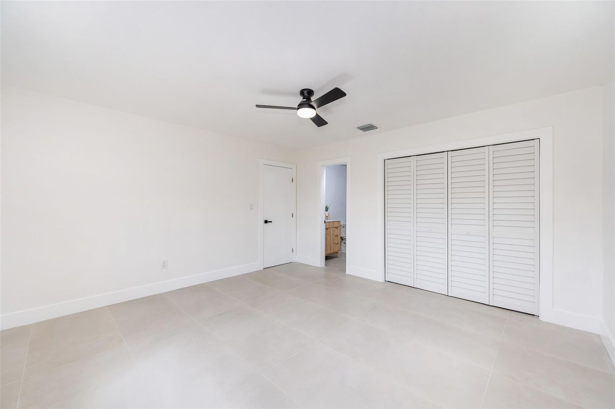 Empty room, Interior