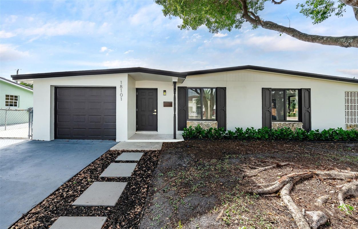 Attached, Exterior, Facade, Ranch