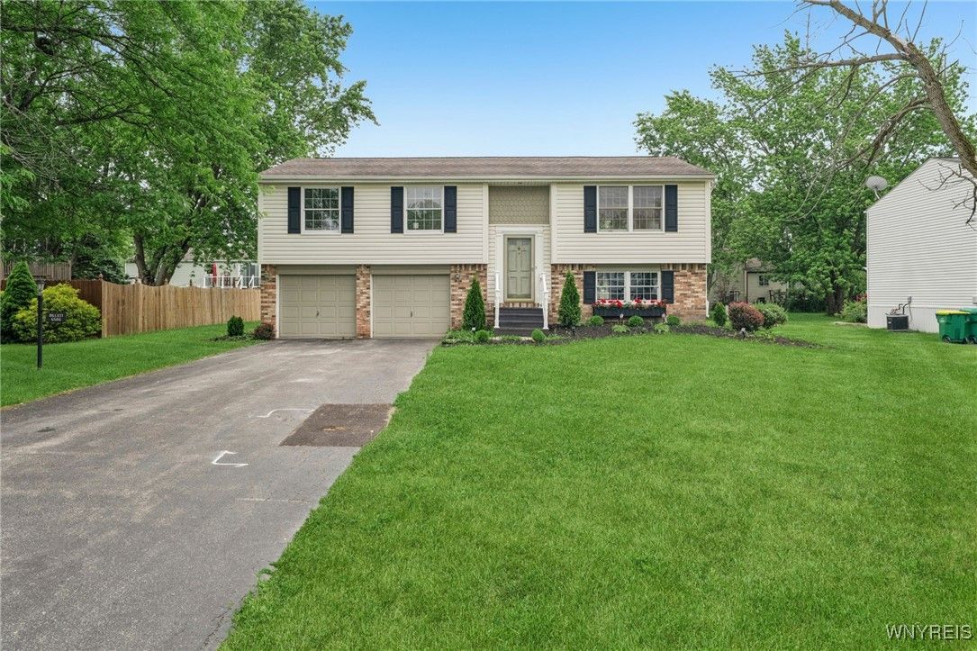 Attached, Exterior, Facade, Raised Ranch
