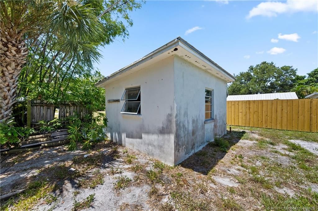 Backyard, Exterior