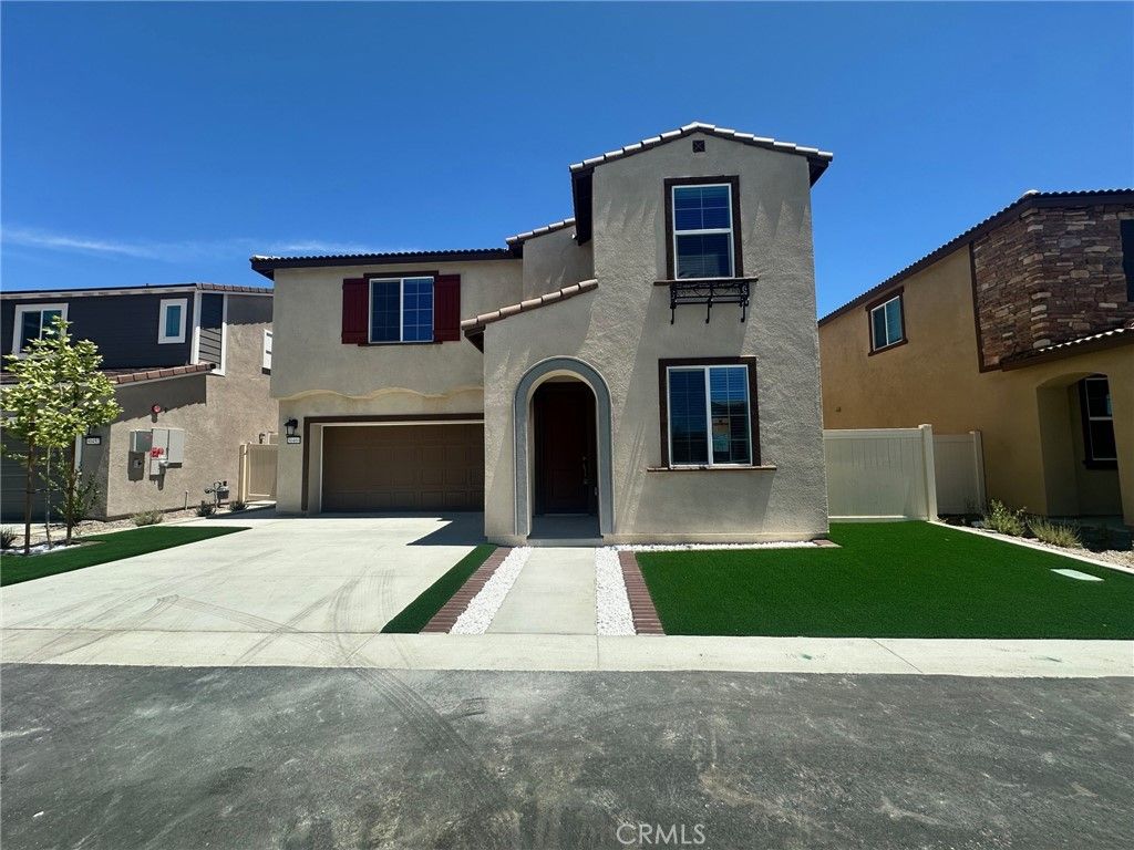 Attached, Exterior, Facade, Mediterranean