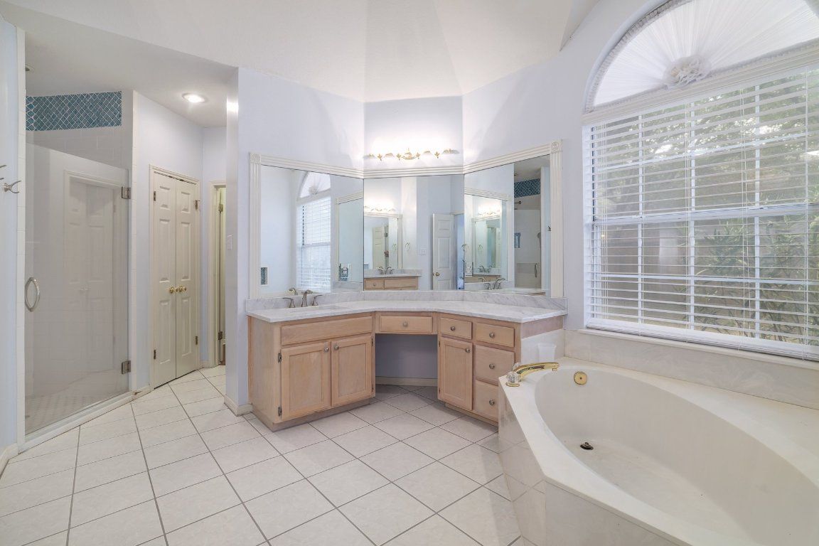 Bathroom, Dual Sink Vanities, Interior, Recessed Lighting
