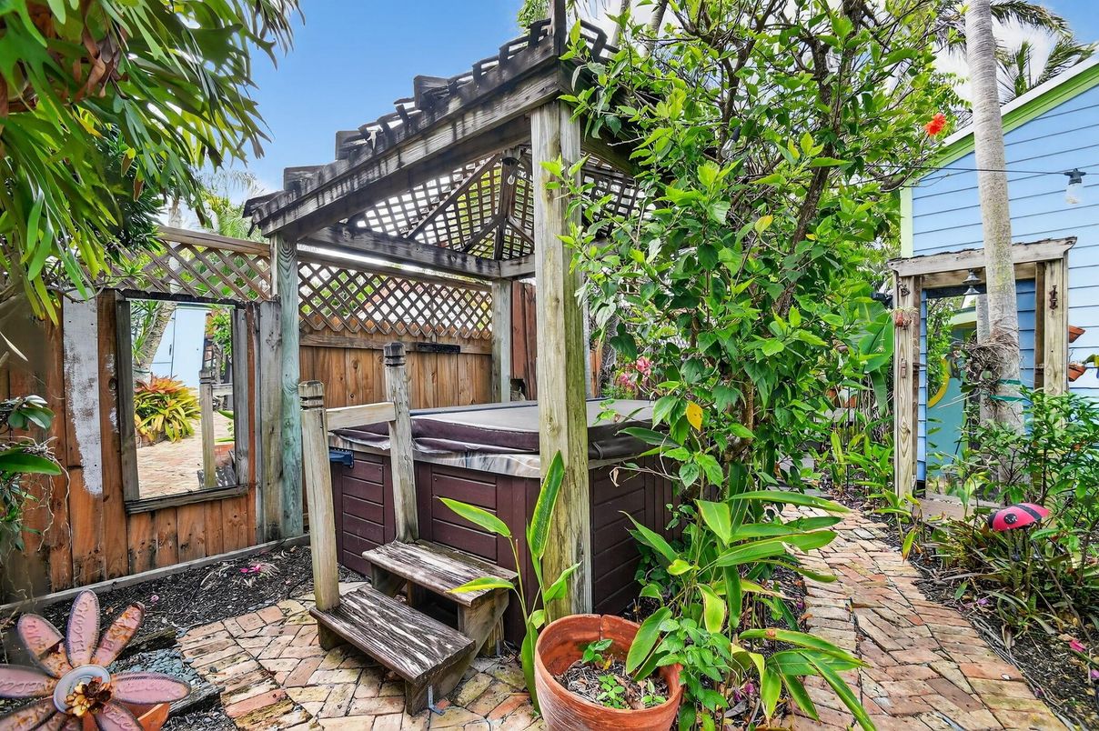 Exterior, Hot Tub