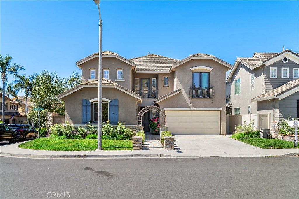 Attached, Exterior, Facade, Mediterranean