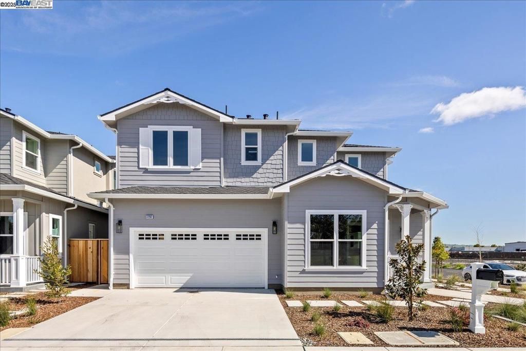 Attached, Exterior, Facade, American Craftsman