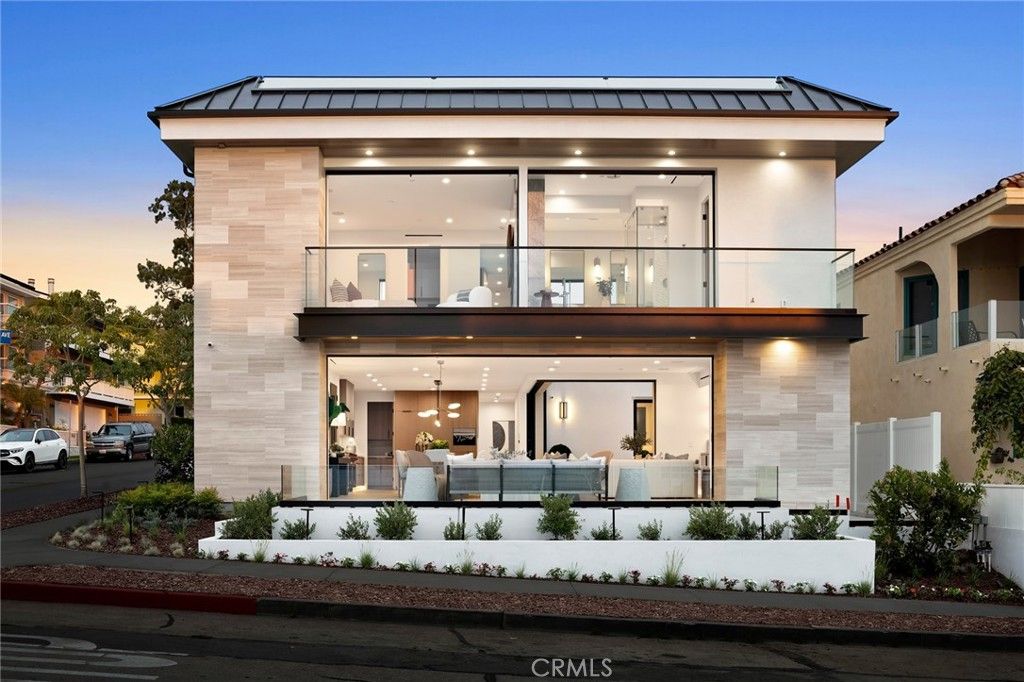 Exterior, Facade, Modern