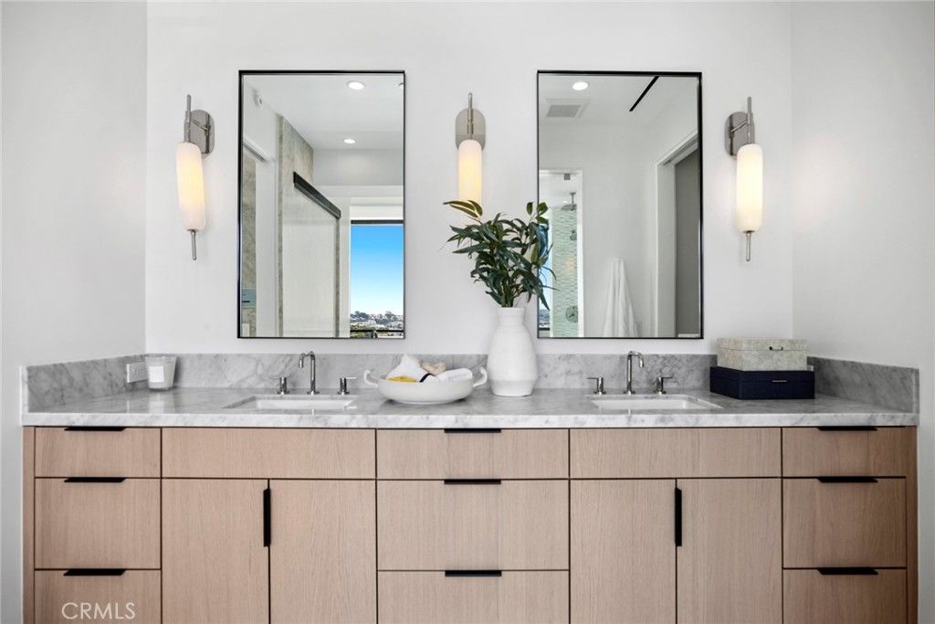 Bathroom, Dual Sink Vanities, Interior, Recessed Lighting