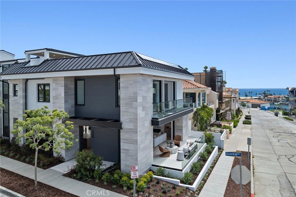 Exterior, Facade, Water, Modern