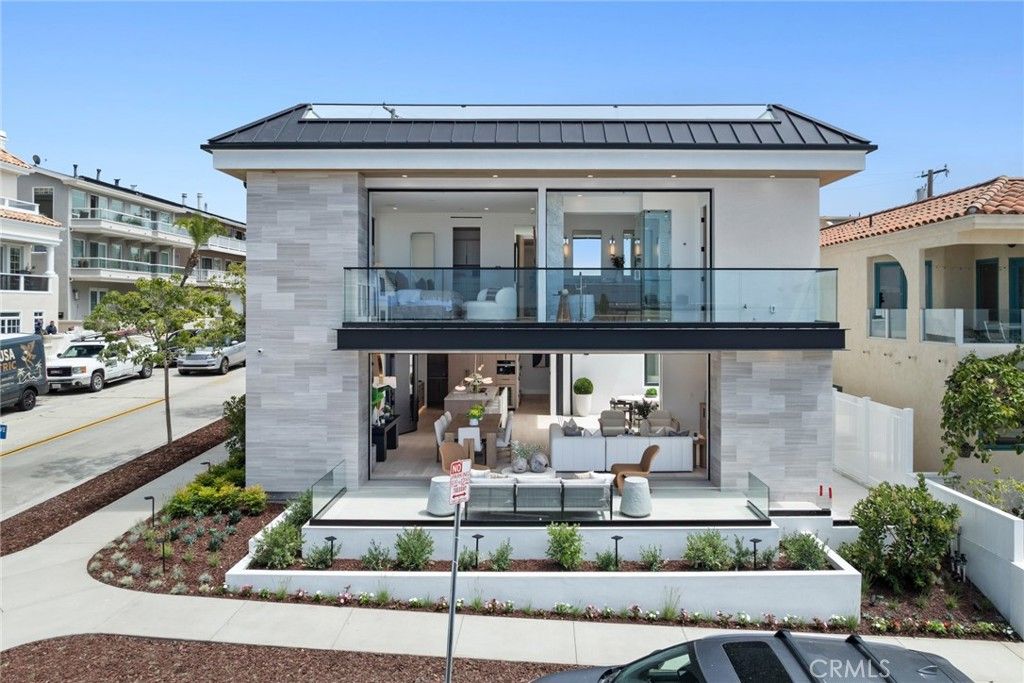 Exterior, Facade, Modern