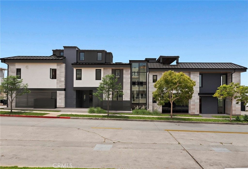 Attached, Exterior, Facade, Modern