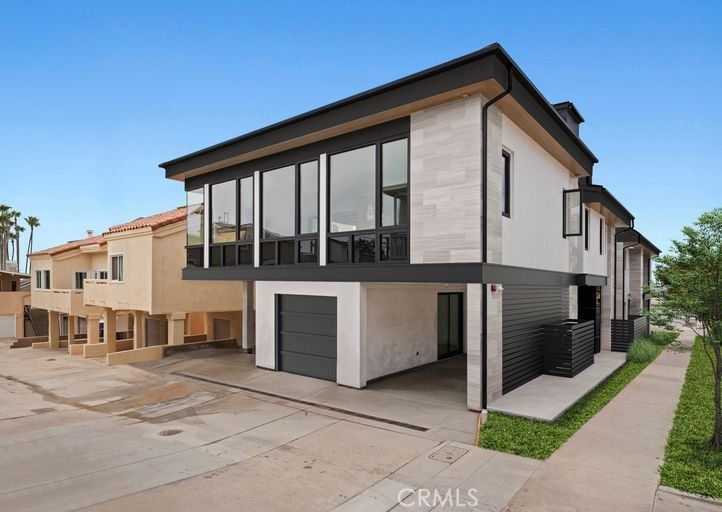 Attached, Exterior, Facade, Modern