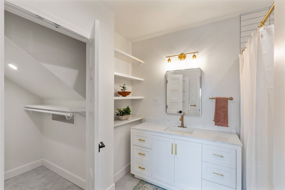 Bathroom, Interior, Recessed Lighting