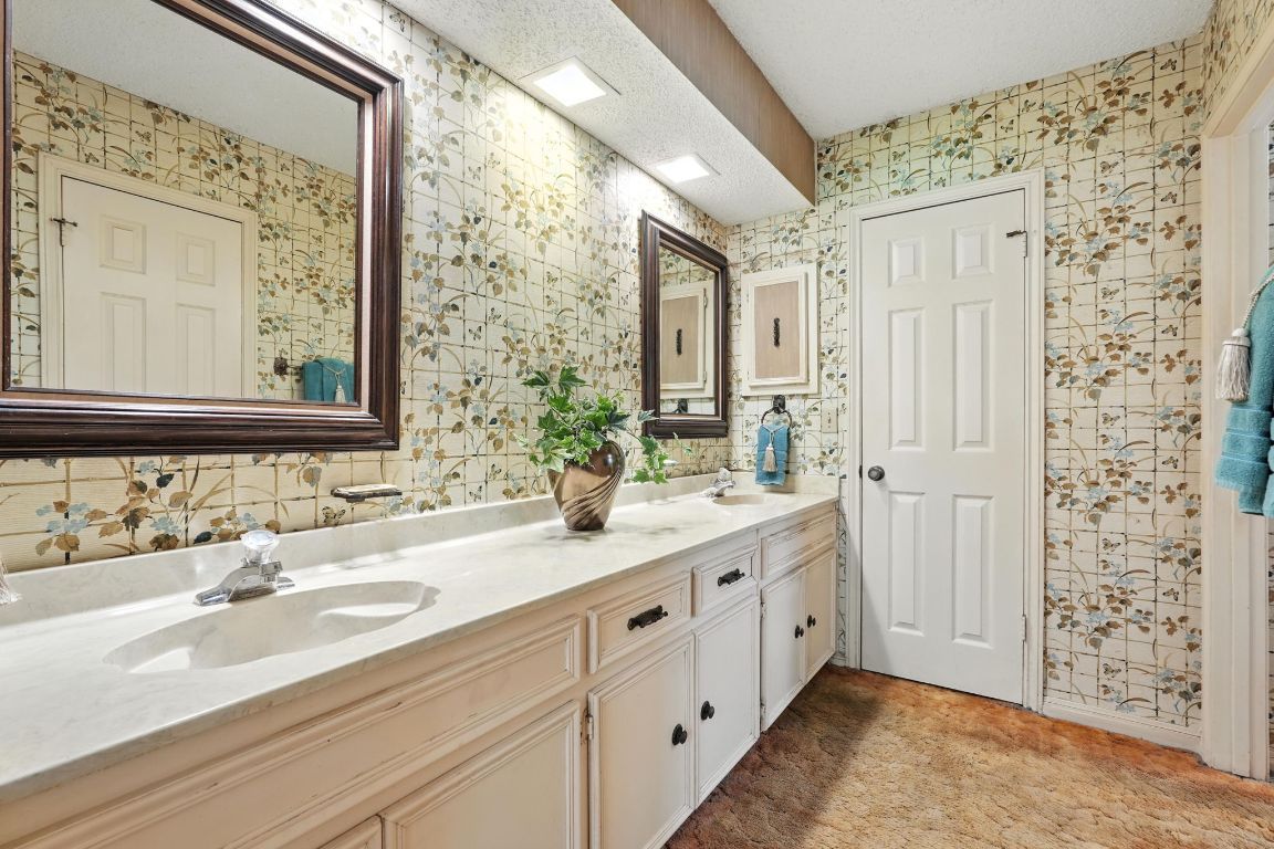 Bathroom, Dual Sink Vanities, Interior, Recessed Lighting