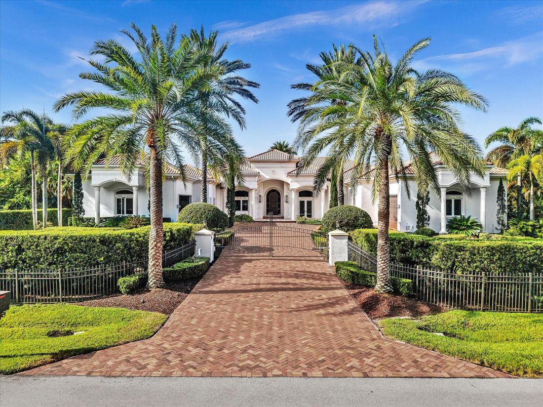 Exterior, Facade, Mediterranean