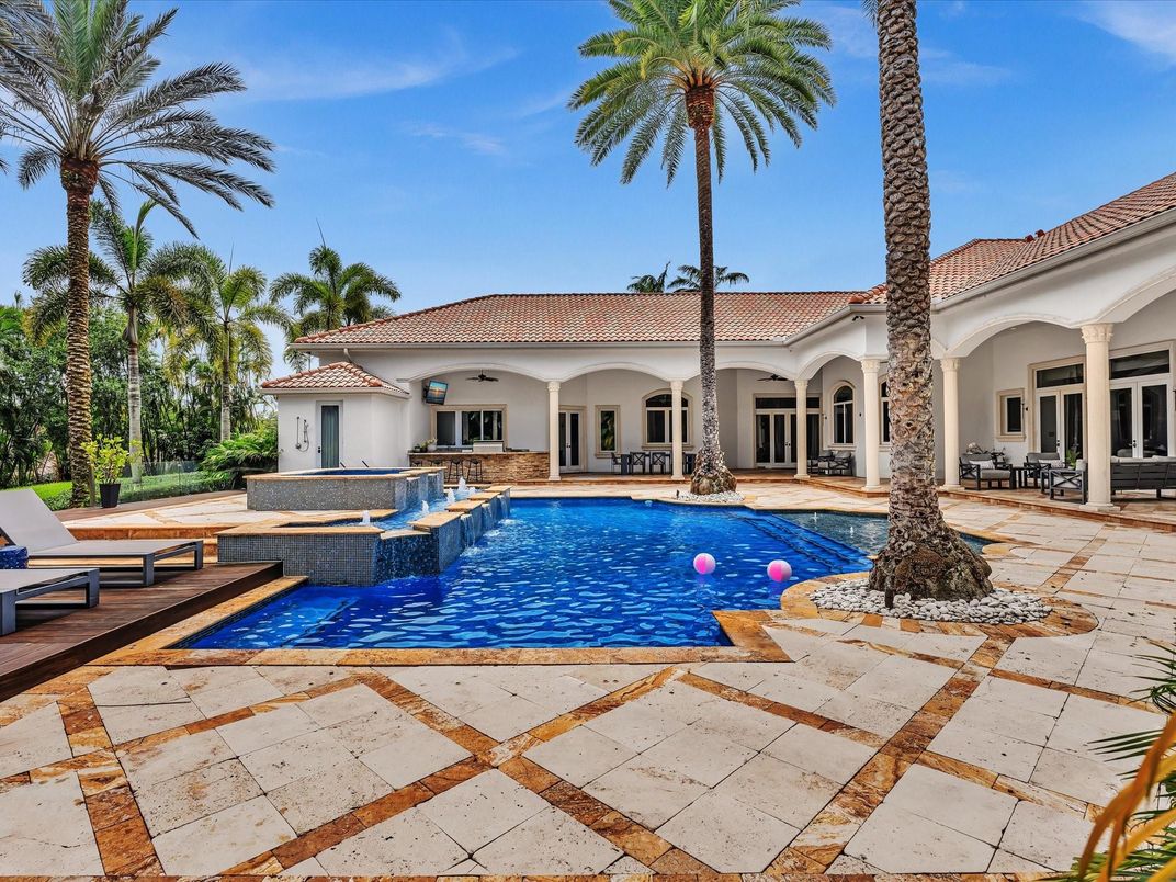 Exterior, Pool