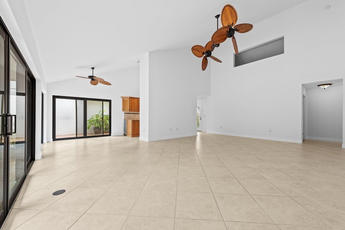 Empty room, Interior