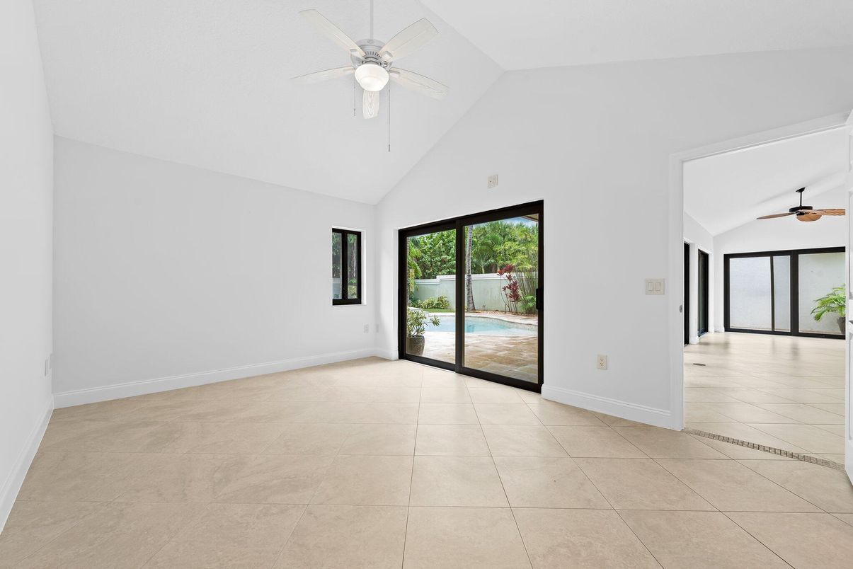 Empty room, Interior