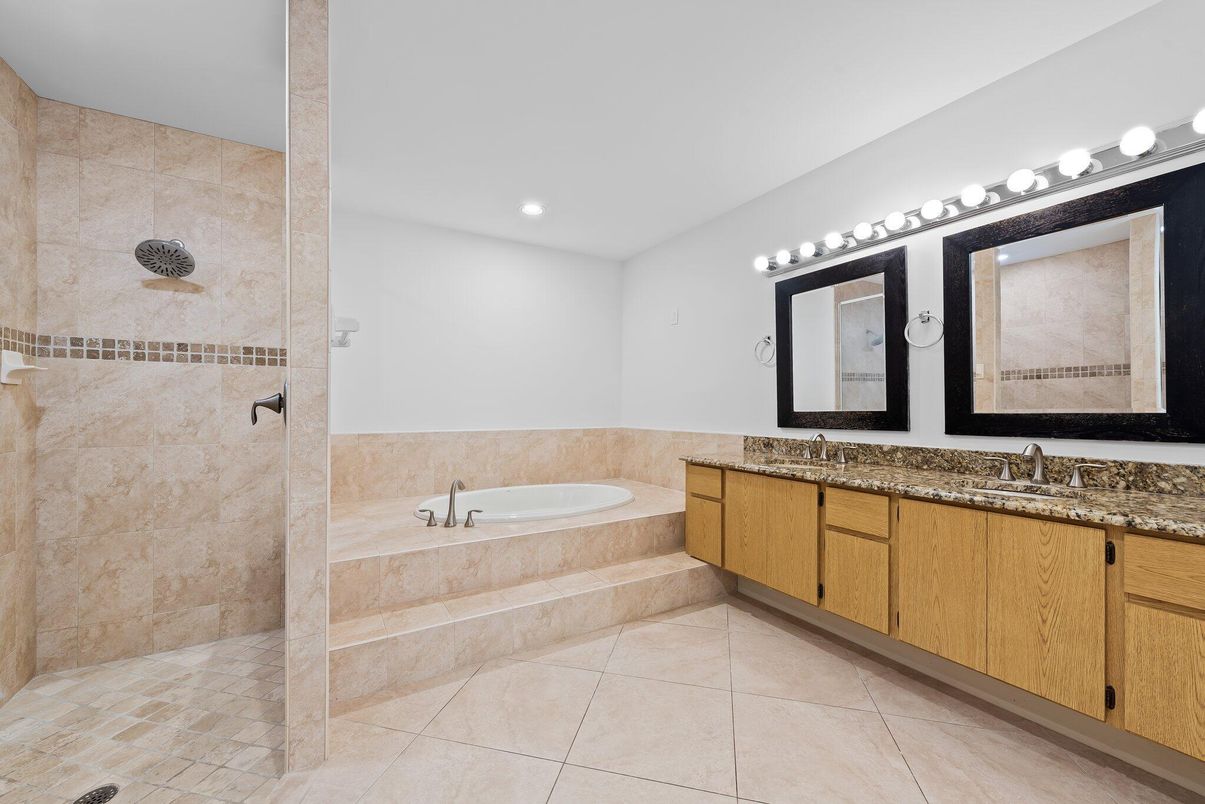 Bathroom, Dual Sink Vanities, Interior, Recessed Lighting